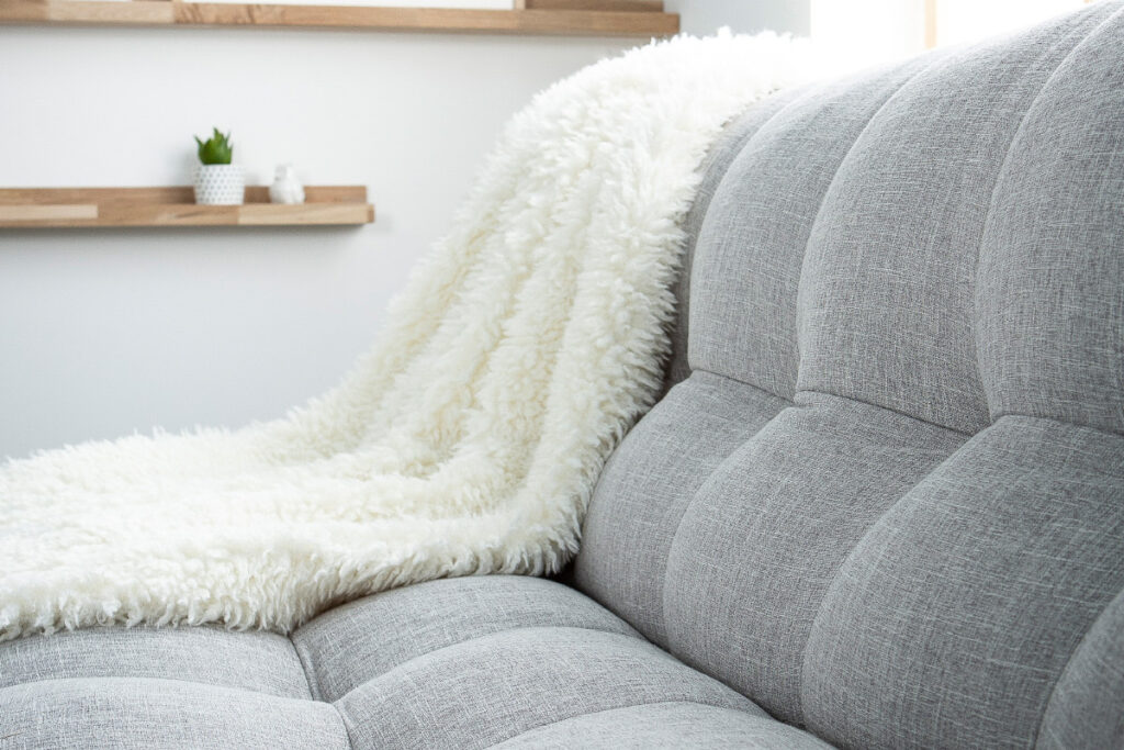 canape-convertible-scandinave-3-places-yumi-miliboo-8211-gris-clair-3